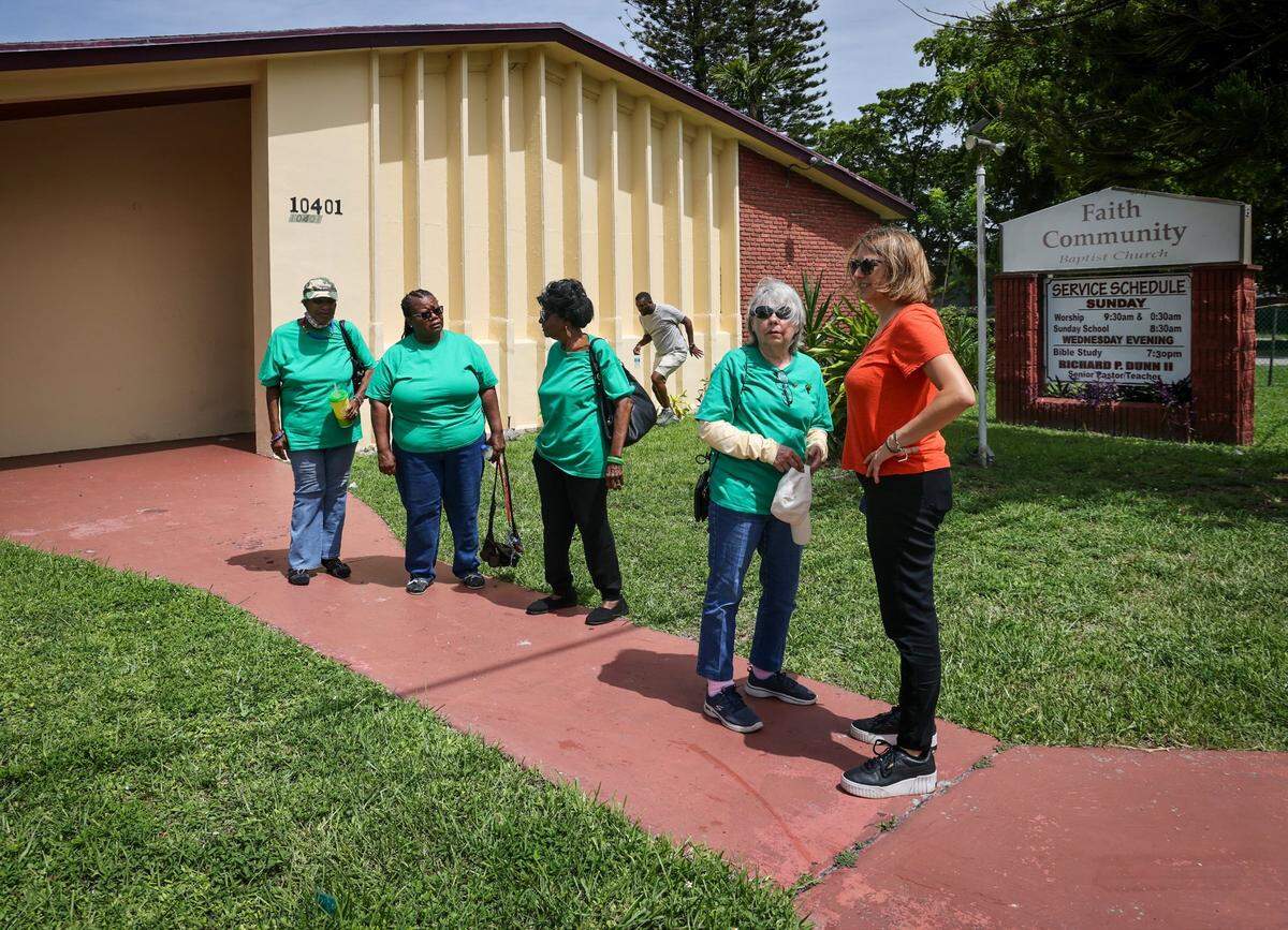 La urbanizadora Ellen Buckley, a la derecha, habla de los retos de la comunidad con Helen Nierwinski, miembro de la asociación de vecinos, y otros miembros, de izquierda a derecha, Jocelyn Davis, Joyce Brown y Mary S. Bennett.