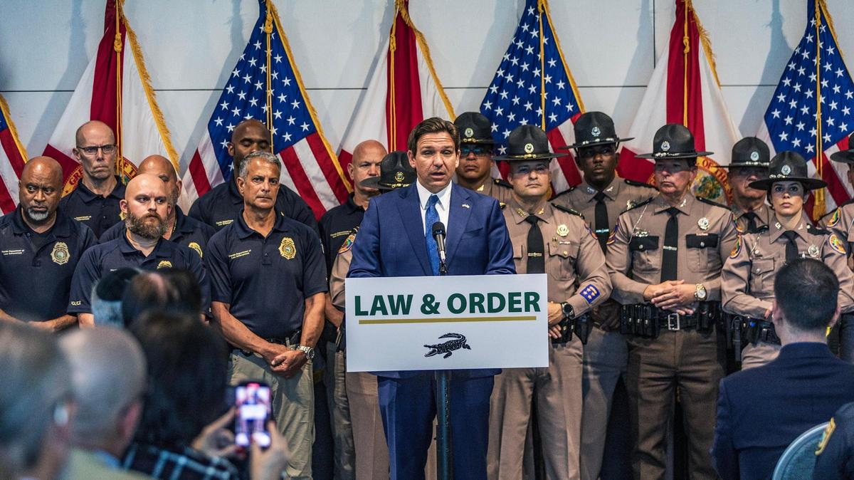 El gobernador de la Florida, Ron DeSantis, anuncia el apoyo de su administración a la ciudad de Miami Beach y otras ciudades del estado durante la temporada de vacaciones de primavera de 2024 mediante el envío de agentes de diferentes dependencias policiales estatales para ayudar a los departamentos de policía locales, en una conferencia de prensa en Miami Beach, el martes 5 de marzo de 2024.