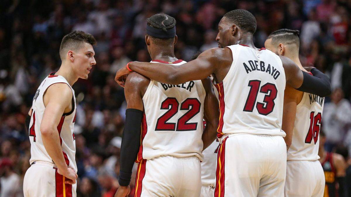 Los jugadores del Heat Tyler Herro, Jimmy Butler, Bam Adebayo, y Caleb Martin (de izq. a der) hablan en los segundos finales del partido contra los Hawks de Atlanta, el 8 de abril de 2022 en Miami.