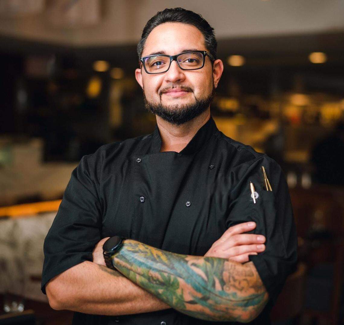 El chef Gustavo Montes de Tanuki River Landing en Miami River.