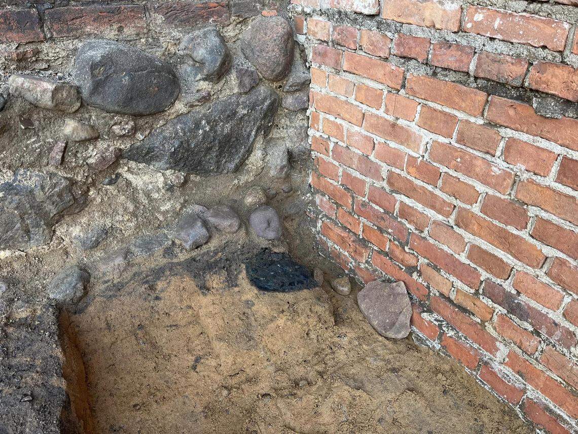 An ancient hearth used for melting bronze, with preserved, metal lumps, was discovered.