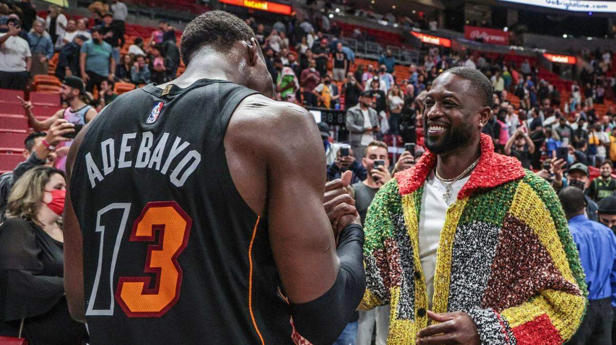 El centro del Heat Bam Adebayo (izq.) saluda a Dwyane Wade tras un partido contra los Wizards de Washington, el 18 de noviembre de 2021 en Miami.