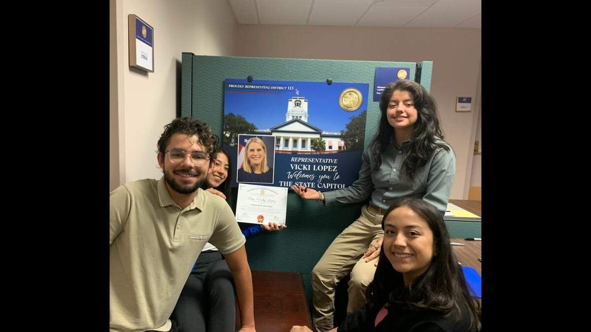 Estos 'Dreamers' cabildearon con éxito entre los legisladores republicanos en Tallahassee para oponerse a una iniciativa para derogar la ley que permite a los estudiantes indocumentados en la Florida calificar para las colegiaturas universitarias estatales. En el sentido de las agujas del reloj, desde la izquierda, Aquiles Barreto, Bela Morcas, María Tinoco y Britney Ortiz.