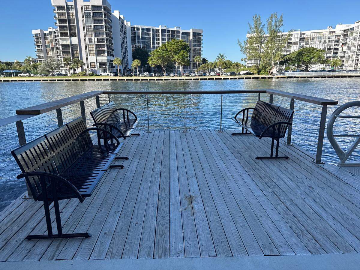 The new Hollywood Beach Publix has benches on the main dock for customers to snack on Pub Subs or other grab-and-go items.