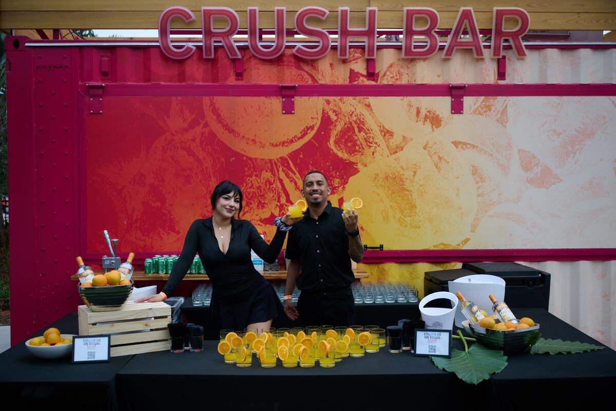 En Crush Bar, los meseros le prepararán un coctel con jugo fresco y el alcohol que elija sobre hielo picado.