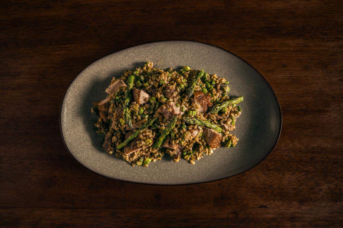 Pollo Freekah de Mike Solomonov, uno de los chefs que forman parte del Centurion Lounge de American Express.