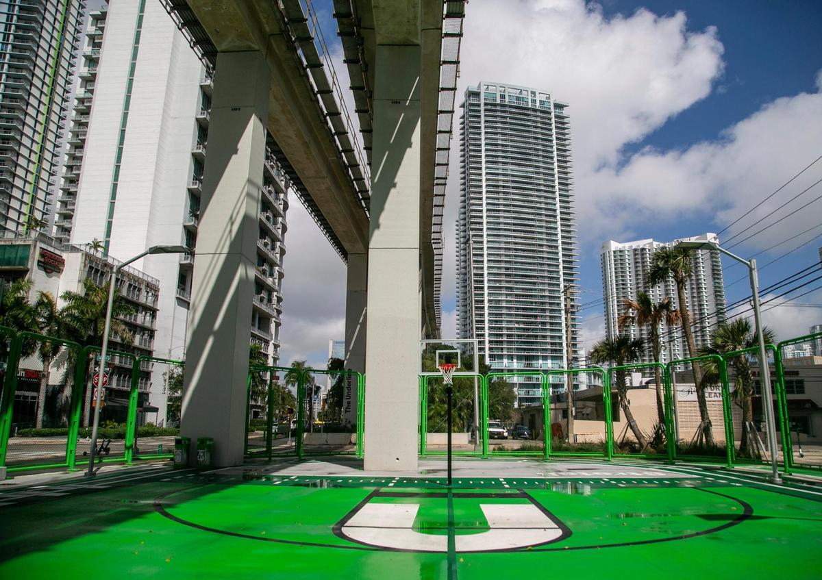 La cancha multiusos del Urban Gym en la recién inaugurada sección de Brickell Backyard de The Underline espera a los jugadores bajo las vías elevadas del Metrorail. El gimnasio incluye una cancha flexible para jugar al basketball y al fútbol en miniatura, equipos de ejercicio y una pista de atletismo. La sección de Brickell, media milla, es el primer segmento del parque lineal y sendero de 10 millas de Underline que se ha completado.