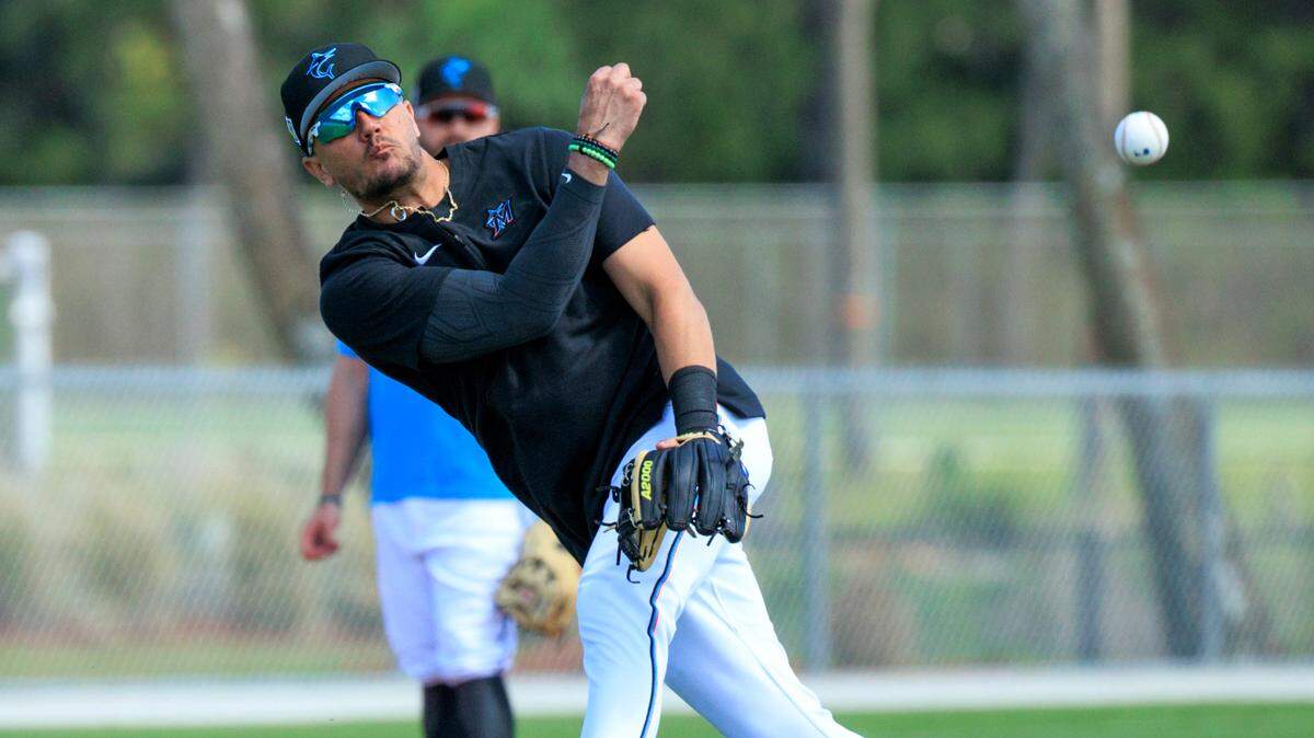 Miami Marlins shortstop Miguel Rojas running drills during the first full-squad spring training workout at Roger Dean Stadium on Monday, March 14, 2022 in Jupiter, FL.