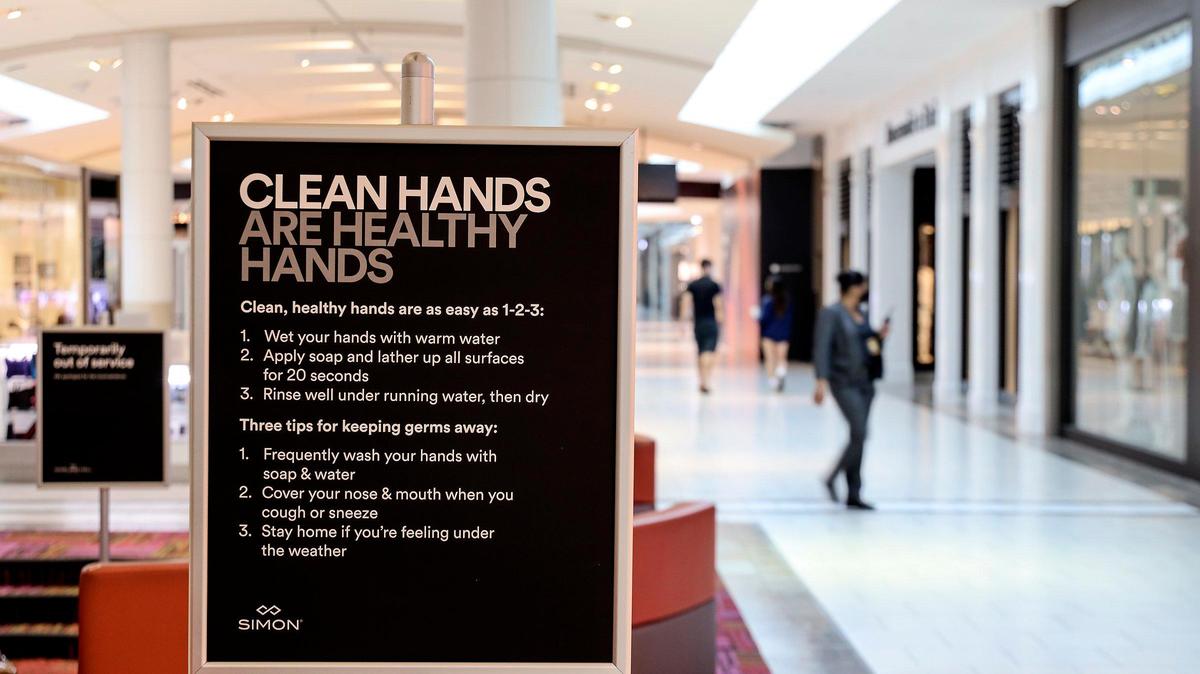 Se han colocado carteles para recordar la importancia de tener las manos limpias en todo Dadeland Mall el lunes 18 de mayo de 2020.