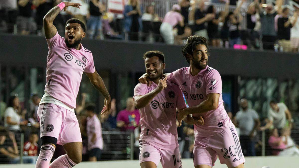 El delantero de Inter Miami Corentin Jean (14), centro, celebra con el defensor DeAndre Yedlin (2) y el mediocampista Rodolfo Pizarro (20) después de anotar un gol contra Philadelphia Union durante la primera mitad de un partido de la MLS en el DRV PNK Stadium el sábado 4 de marzo. , 2023, en Fort Lauderdale, Florida.