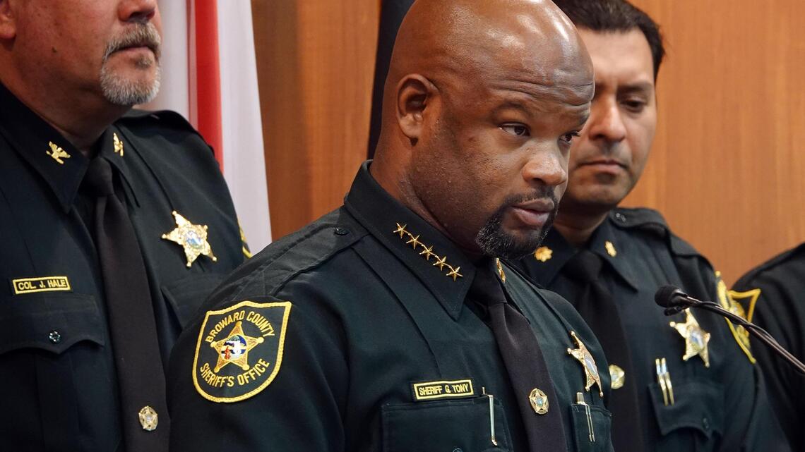 Broward fires two more deputies in Parkland probe | Miami Herald