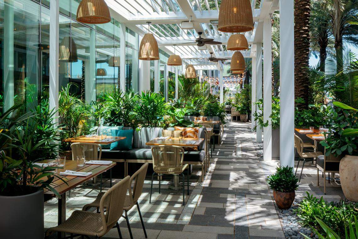 The outdoor patio at Earls Miami Worldcenter.