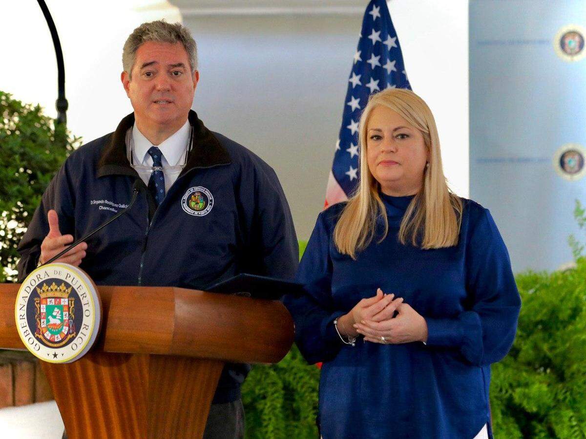 La gobernadora de Puerto Rico, Wanda Vázquez (derecha= y el jefe del equipo especial sobre el coronavirus en la isla, Segundo Rodríguez, hablan en una conferencia de prensa en San Juan el 26 de marzo de 2020.