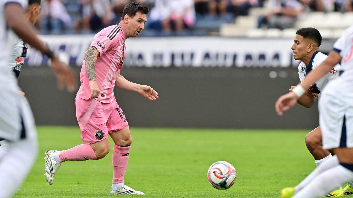 Inter Miami's Argentine forward #10 Lionel Messi controls the ball during the friendly football match between Peru's Alianza Lima and the US' Inter Miami at the Alejandro Villanueva Stadium in Lima on January 24, 2025. (Photo by Connie FRANCE / AFP via Getty Images)
