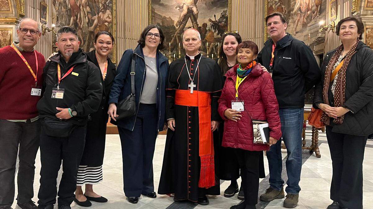 La miamense Ellie Hidalgo, codirectora del grupo Diáconos Discernientes, conoció al entonces cardenal Robert Prevost en febrero durante una visita con otros diáconos estadounidenses a la Basílica de Sant’Andrea della Valle en Roma. Está de pie justo a la izquierda de Prevost, quien ahora dirigirá la iglesia como el papa León XIV.