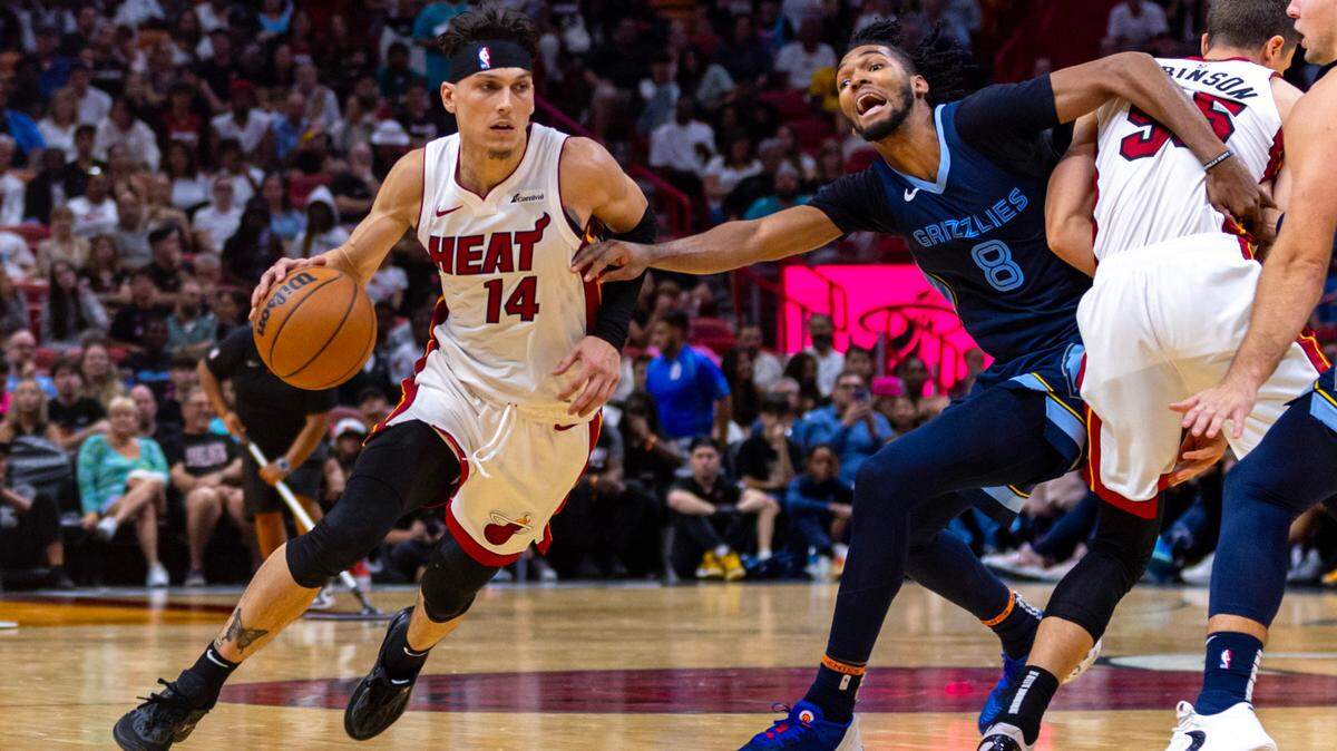 El escolta del Heat, Tyler Herro, entra al aro ante la marca de Ziaire Williams, de los Grizzlies de Memphins, en el partido celebrado el 15 de octubre de 2023 en Miami.