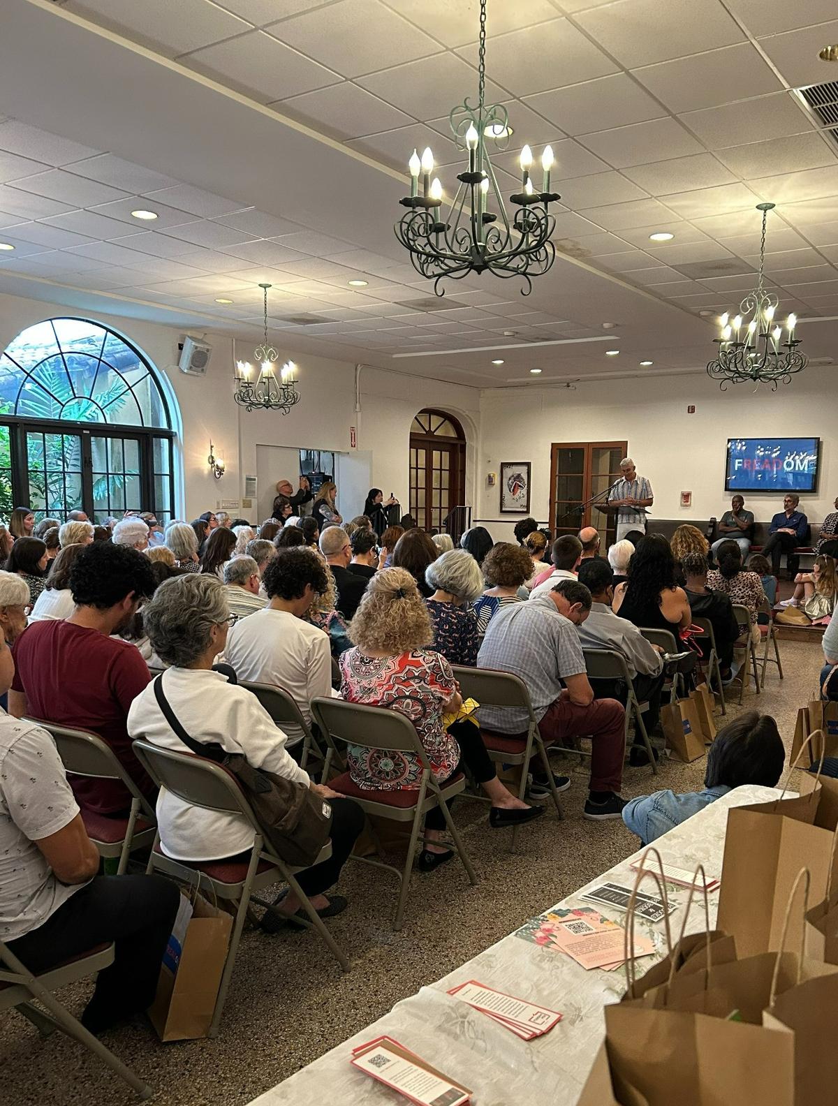El martes 6 de junio de 2023 se celebró en Sanctuary for Banned Books de Coral Gables Congregational Church una celebración y entrega de libros recientemente cuestionados en las escuelas públicas del Condado Miami-Dade. El evento atrajo a unos 300 miembros de la comunidad, profesores y niños pequeños.