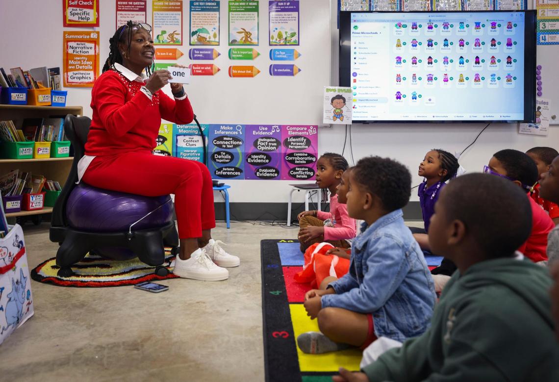 Apryl Shackleford, líder y maestra de microescuela, repasa palabras con alumnos de jardín de infantes a segundo grado durante la jornada escolar el jueves 5 de diciembre de 2024, en la microescuela Primer, un nuevo concepto de escuela, en Liberty City.