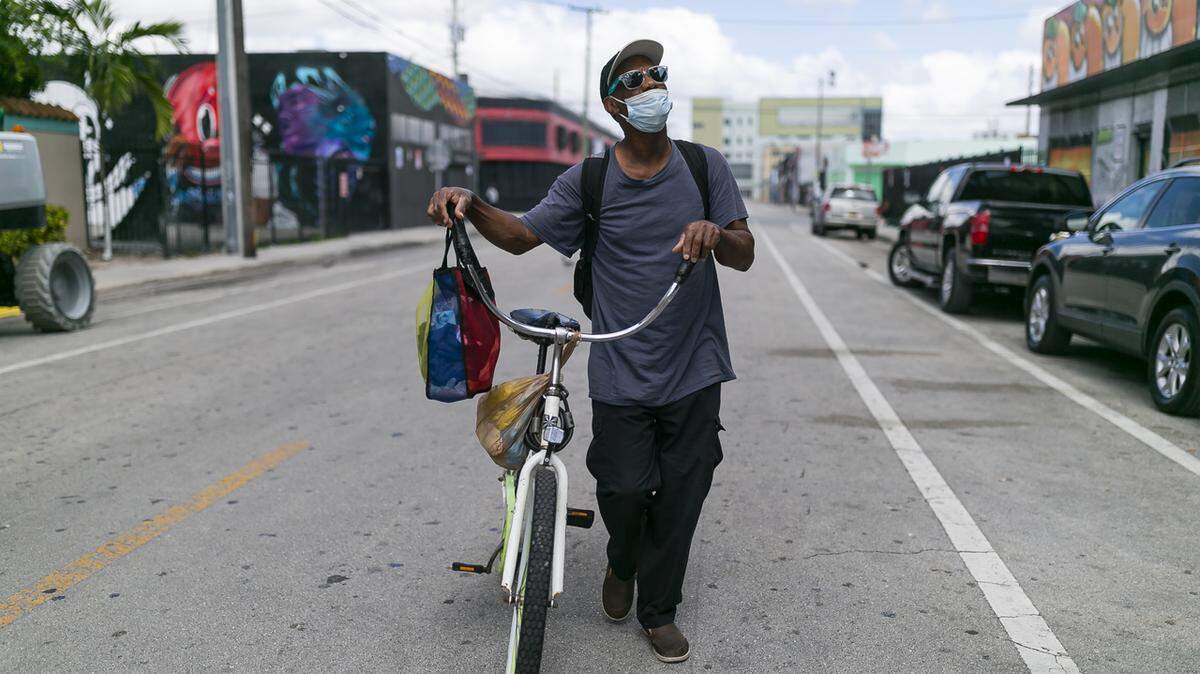 A homeless Miamian wears a mask during the coronavirus pandemic.