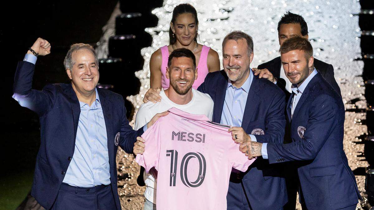 Lionel Messi presents his jersey next to Inter Miami owners, Jorge Mas, far-left, Jose Mas, third from left, and David Beckham, far-right, during the team’s The Unveil event at DRV PNK Stadium on Sunday, July 16, 2023, in Fort Lauderdale, Fla. The event was held to officially welcome Argentine forward Lionel Messi (10) and Spanish midfielder Sergio Busquets (5) to the team.