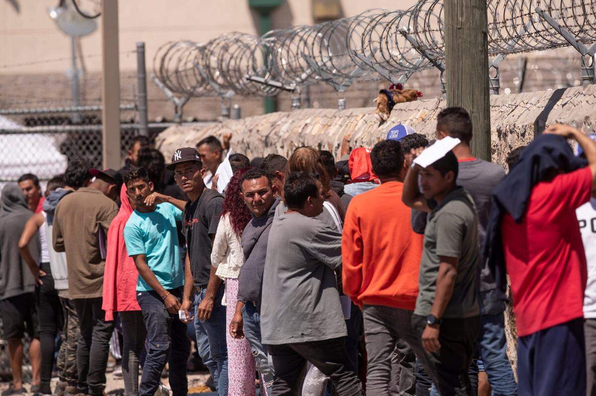 Migrantes hacen fila para entregarse a la Oficina de Aduanas y Protección Fronteriza (CBP) en El Paso, Texas, el martes 9 de mayo de 2023.