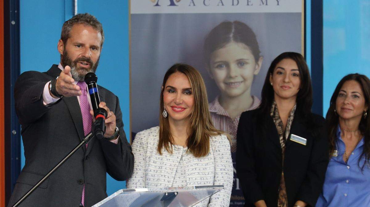 David Centner (izquierda) y su esposa, Lelia, (centro) saludan a los asistentes mientras la nueva escuela Centner Academy celebraba una visita previa a su futura apertura, el 21 de agosto de 2019.