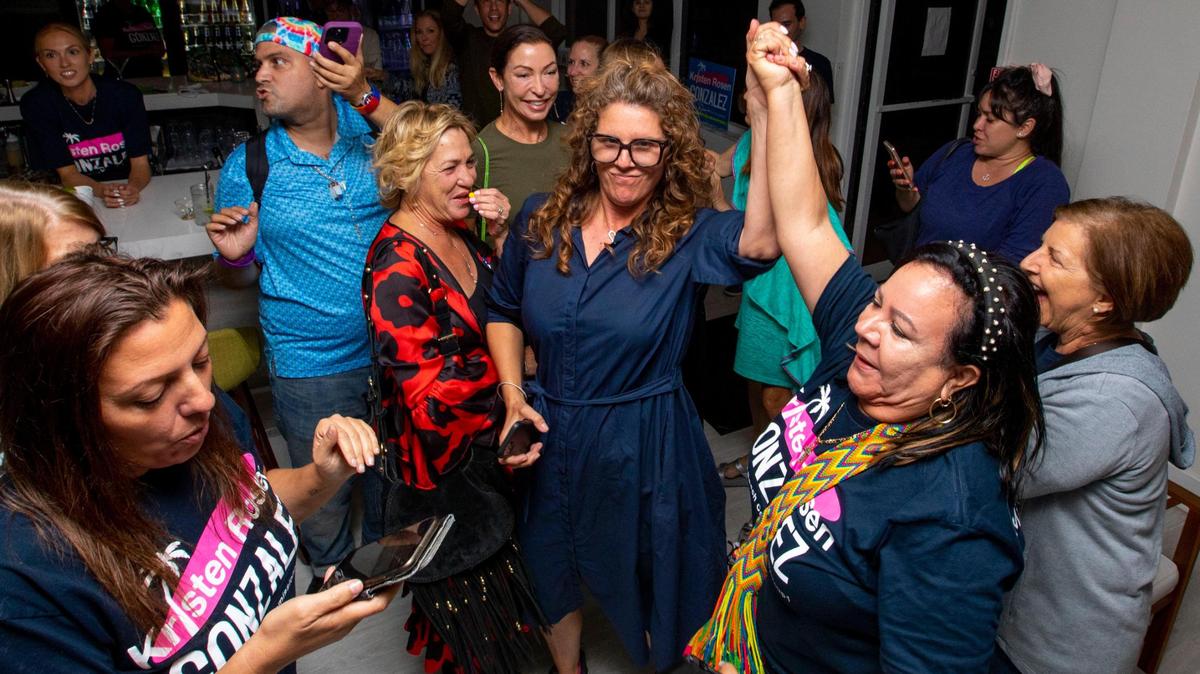 La comisionada electa Kristen Rosen González, en el centro, reacciona a los resultados de la segunda ronda de la Comisión de la Ciudad de Miami Beach Grupo I en su evento de campaña dentro del Café Bernie en Miami Beach, Florida, el martes 16 de noviembre de 2021.
