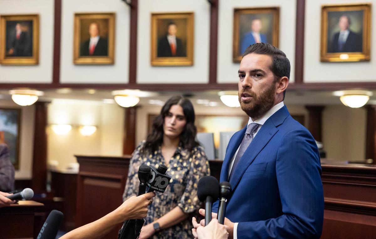 El presidente de la Cámara de Representantes de Florida, Daniel Pérez, republicano de Miami, habla con los medios durante el primer día de la sesión legislativa en el Capitolio del Estado de Florida el martes 4 de marzo de 2025, en Tallahassee.