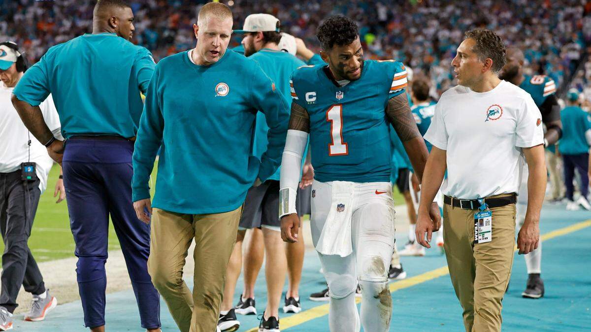 El quarterback de los Dolphins, Tua Tagovailoa, sale del campo en el tercer cuarto después de una lesión durante el partido contra Buffalo Bills, celebrado el 12 de septiembre de 2024 en el Hard Rock Stadium en Miami Gardens, Florida.
