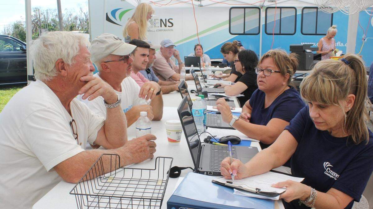 Después del huracán Irma en 2017, vecios de los Cayos se reúnen con personal de la aseguradora Citizens Property Insurance Corp. en Cayo Largo para presentar reclamaciones