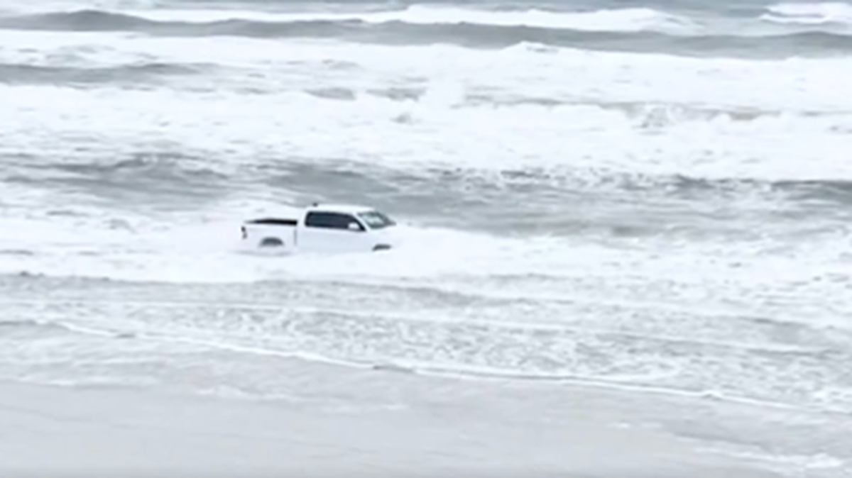 Un conductor manejó su vehículo entre las olas de una playa en el Condado Volusia en 2024, dijo la policía.