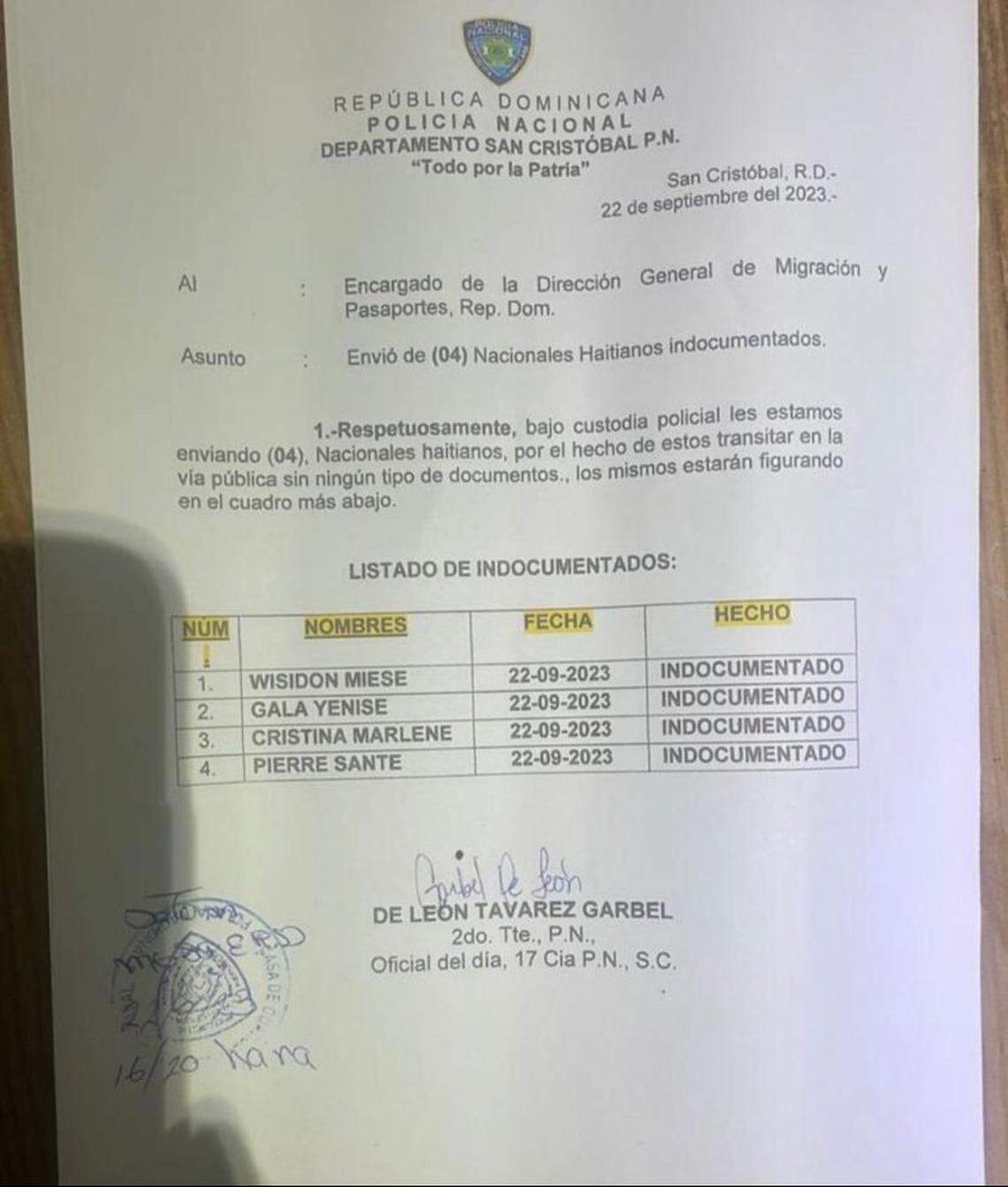 Un documento policial, fechado el 22 de septiembre de 2023, en el que se cita a la dominicana Cristina Martínez entre cuatro ciudadanos haitianos. Su nombre se cita como "Cristina Marlene". Su estatus: "Indocumentado".