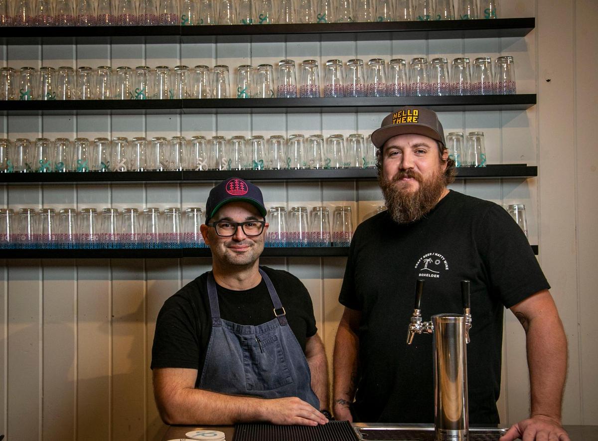 Steve Santana, a la izquierda, fundó los populares tacos Taquiza de Miami, Adam Darnell, a la derecha, fundó el bar de cerveza artesanal Boxelder de Wynwood. Ahora se unieron para abrir la nueva microcervecería y restaurante Off Site en Little River.