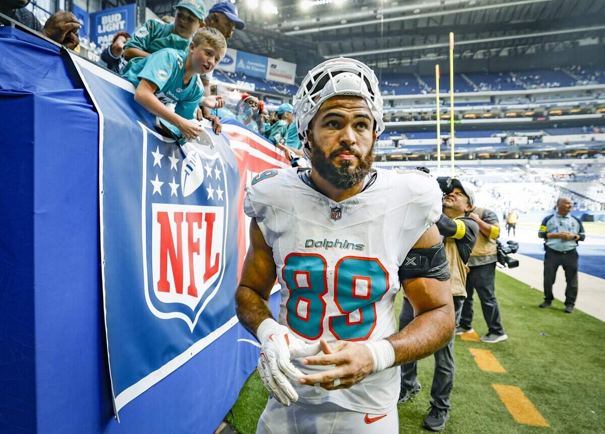 Miami Dolphins tight end Julian Hill (89) walks off the field after the Indianapolis Colts defeat the Dolphins 33-8 in an NFL game at Lucas Oil Stadium in Indianapolis on Sunday, September 7, 2025.