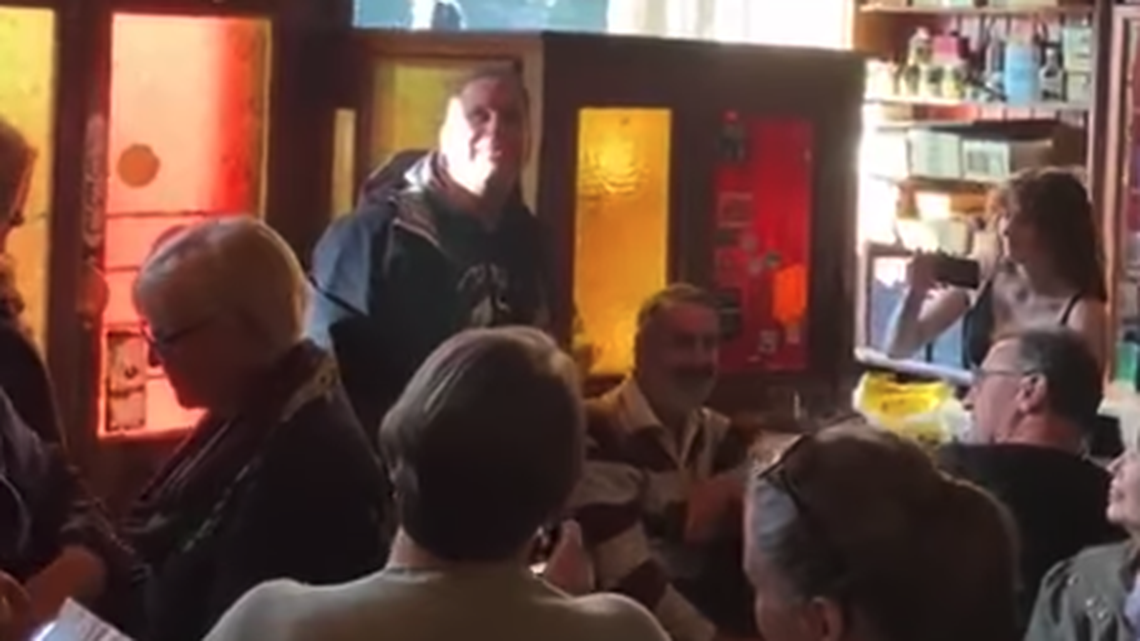 Country music superstar Garth Brooks surprised customers at an Ireland pub in between concerts.