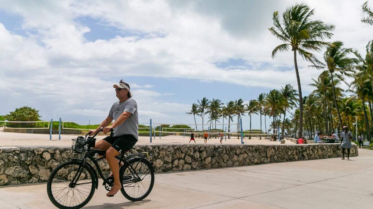 Un ciclista recorre Lummus Park en Miami Beach, Florida, el miércoles 23 de marzo de 2022.