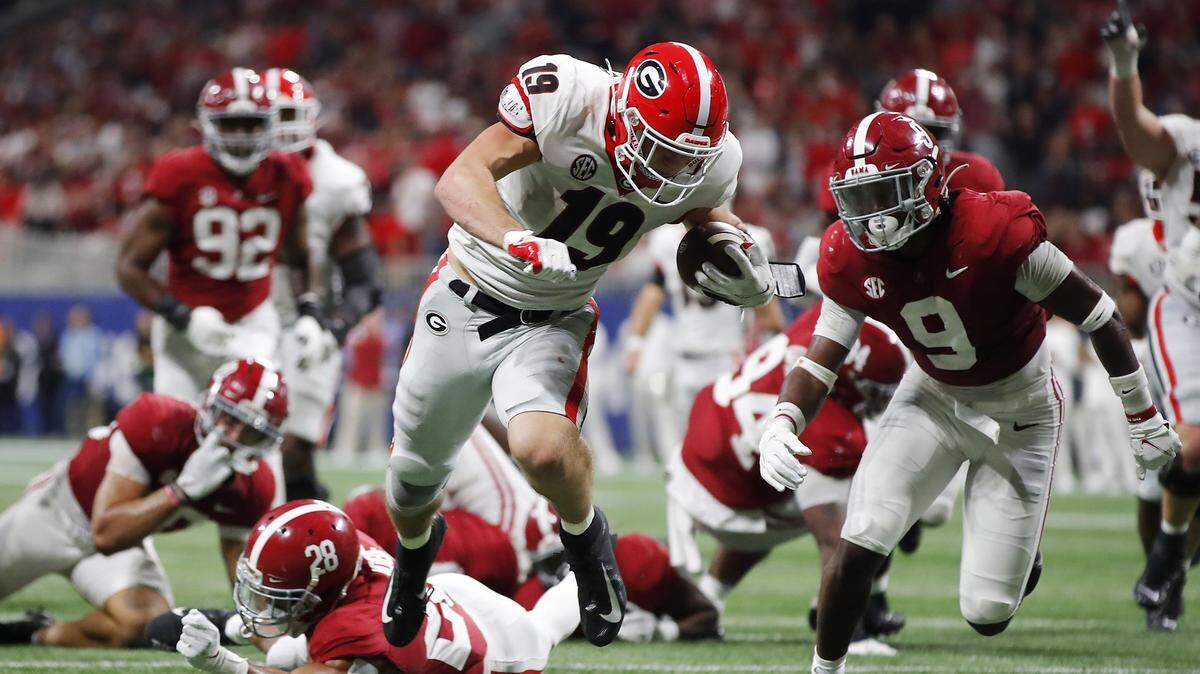 ATLANTA, GEORGIA - DECEMBER 04: Brock Bowers #19 of the Georgia Bulldogs catches a touchdown reception against the Alabama Crimson Tide during the fourth quarter of the SEC Championship game against the at Mercedes-Benz Stadium on December 04, 2021 in Atlanta, Georgia. (Photo by Todd Kirkland/Getty Images)