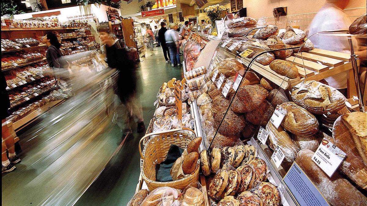 File photo: Florida tests found glyphosate in supermarket breads while the state sprayed over 135,000 pounds in waterways, sparking concerns for wildlife and public health.