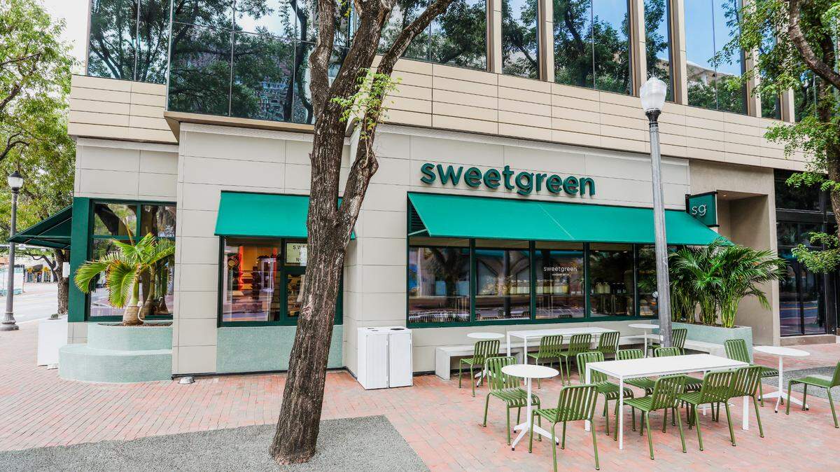 Eat outside or indoors at the new Sweetgreen in Coconut Grove.