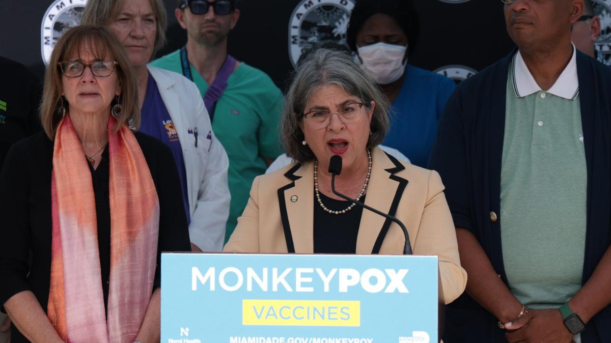 La alcaldesa de Miami-Dade, Daniella Levine Cava, ofrece una conferencia de prensa para hablar sobre la tasa de infección de la viruela del mono en Miami-Dade y la respuesta del condado al brote. La conferencia de prensa se realizó en el nuevo centro de vacunación en Miami Beach el 10 de agosto de 2022. El lugar abrirá el viernes, junto con otro en el Tropical Park. Carl Juste cjuste@miamiherald.com