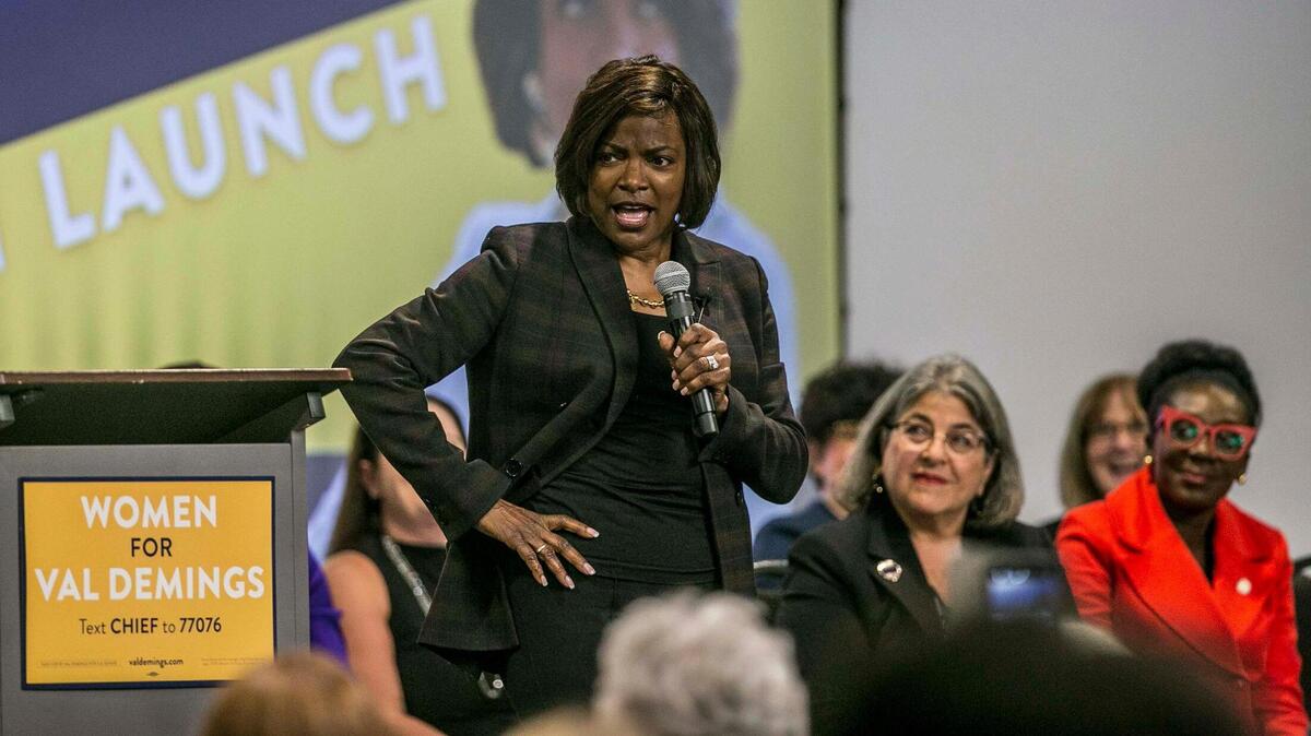 La alcaldesa del Condado Miami-Dade, Daniella Levine Cava, a la derecha, se unió a la candidata demócrata al Senado federal, Val Demings, en el lanzamiento de la coalición "Women for Demings", durante un mitin en Doral, el viernes 26 de agosto de 2022.