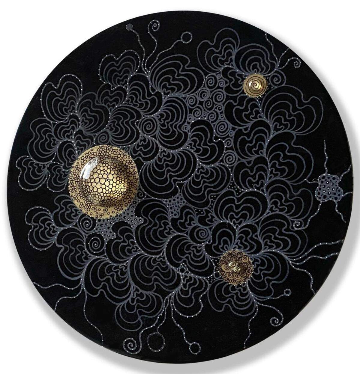 Como parte de la exhibición “Circular Reflections”, esta obra de Luisa Mesa se despliega a través de superficies superpuestas y formas orgánicas que invitan a una interpretación abierta, moldeada por la propia perspectiva del espectador.