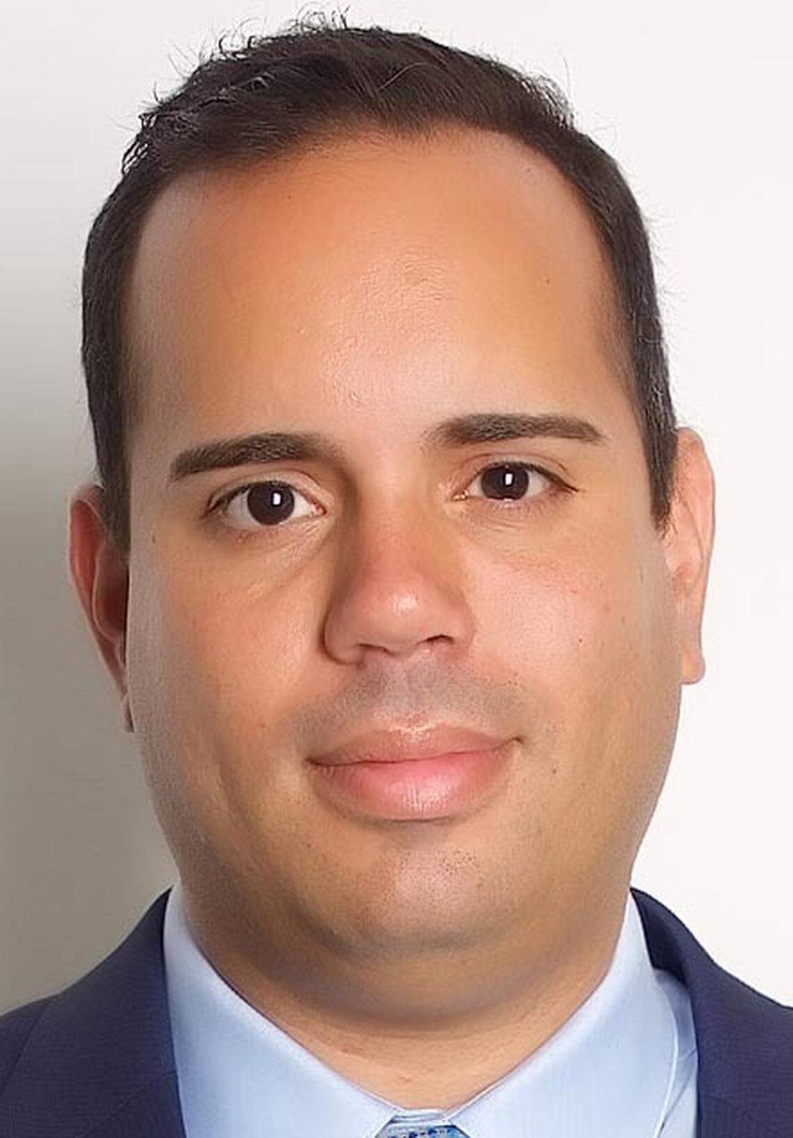 Eleazer Meléndez, who lost the City Commission election to Joe Carollo, has joined the recall campaign against Carollo.