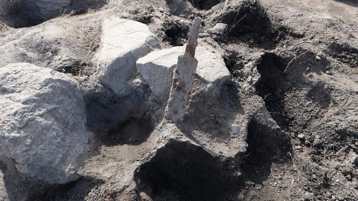 Archaeologists unearthed a pair of 1,200-year-old Viking-age swords standing upright from a stone grave in a burial mound in Västmanland.