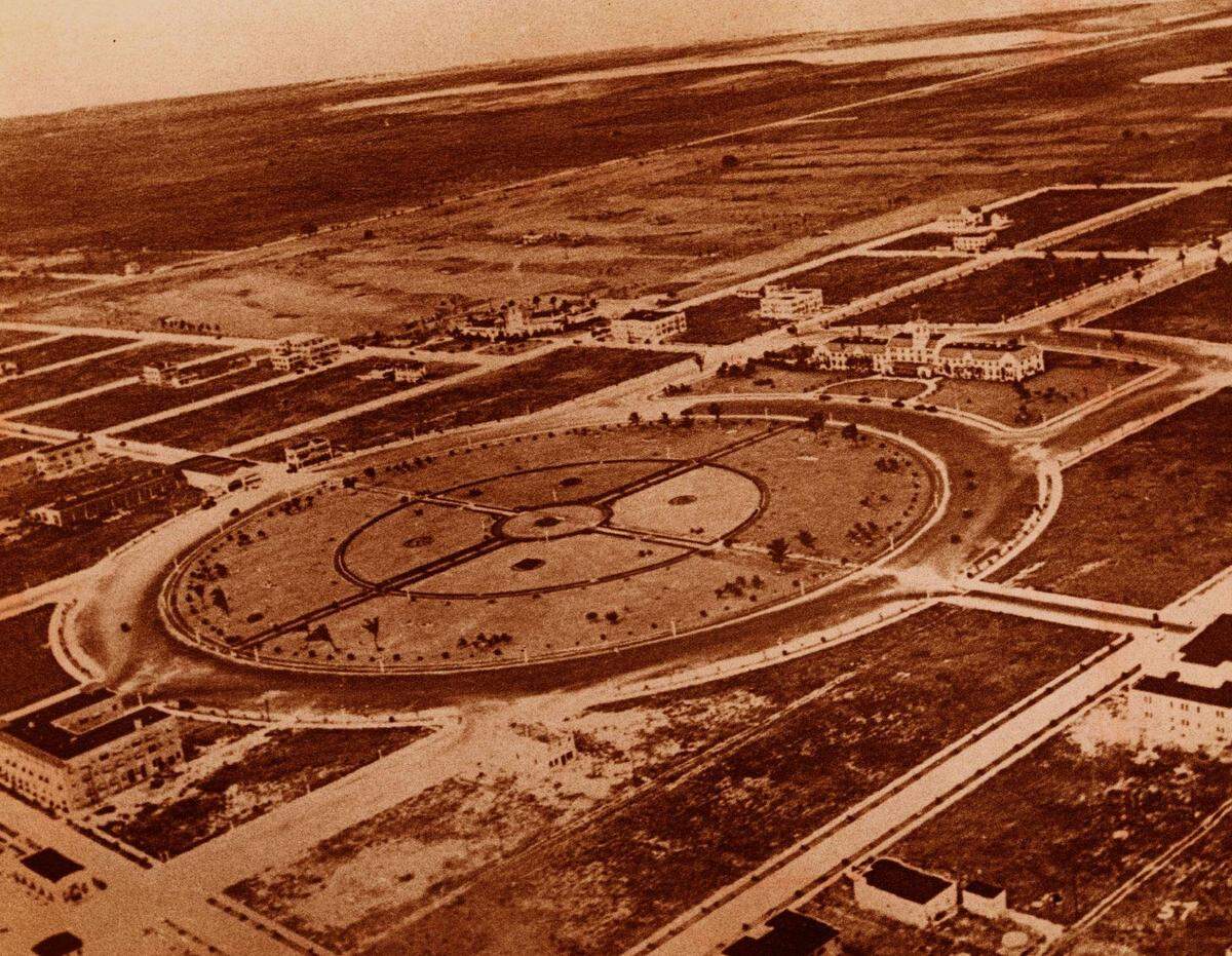 Aerial view of Young Circle in the 1920s looking northeast. The Great Southern Hotel is at bottom left and the ocean is at the top.