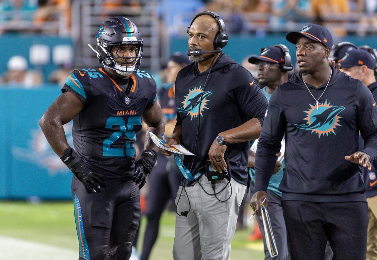 Miami Dolphins defensive coordinator Anthony Weaver talks with linebacker Tyrel Dodson (25) during the first half of an NFL game against the New York Jets, Monday, Sept. 29, 2025, at Hard Rock Stadium in Miami Gardens, Fla.