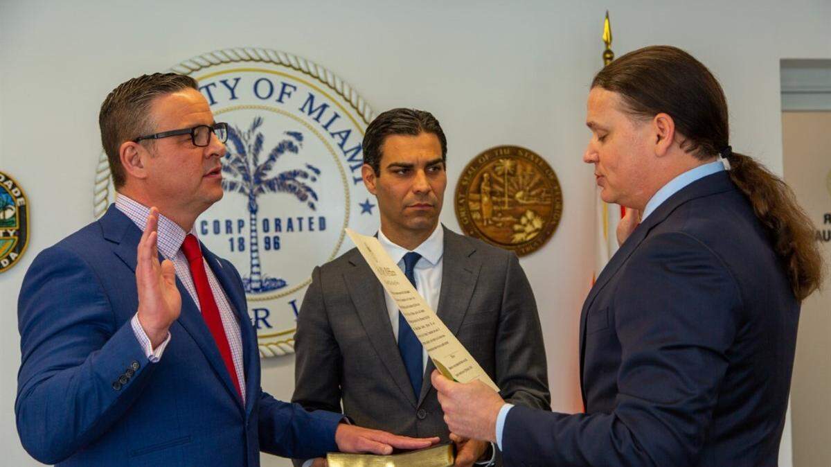 Art Noriega, nombrado por el alcalde Francis Suárez, en el centro, jura su cargo como administrador municipal de Miami.