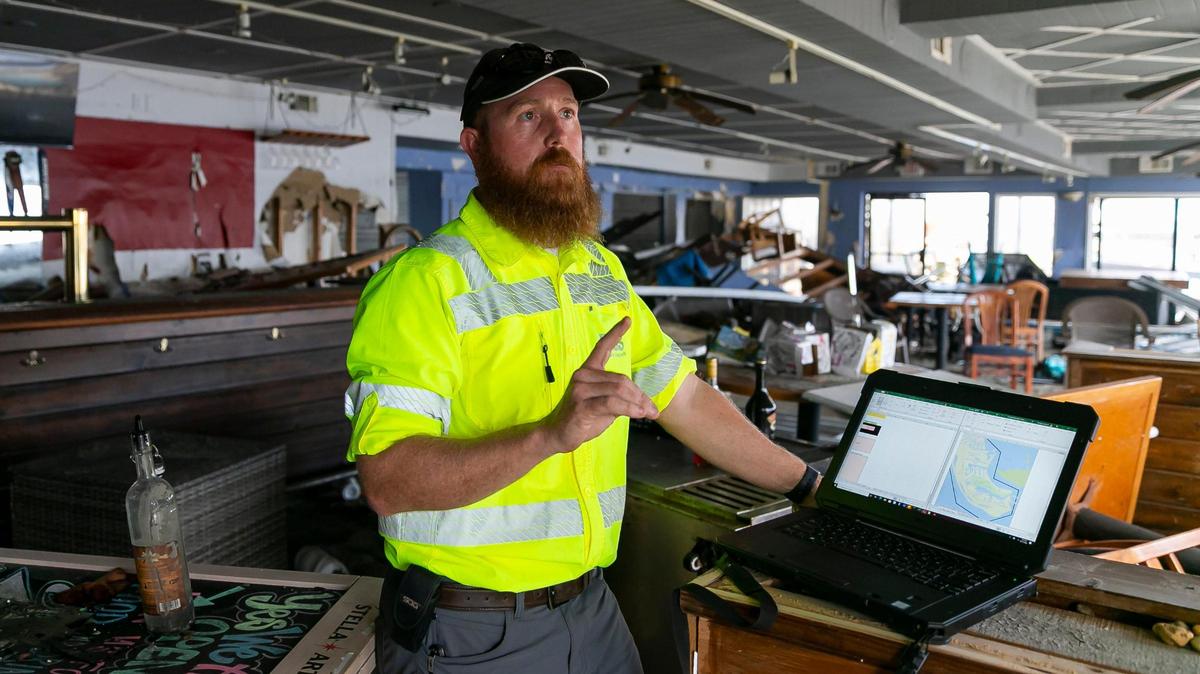 James Fountain, del Servicio Geológico de Estados Unidos, discute su misión de rastrear las marcas de agua de las mareas ciclónicas en el Nauti Parrot Dock Bar el martes 18 de octubre de 2022, en Fort Myers Beach, Florida.