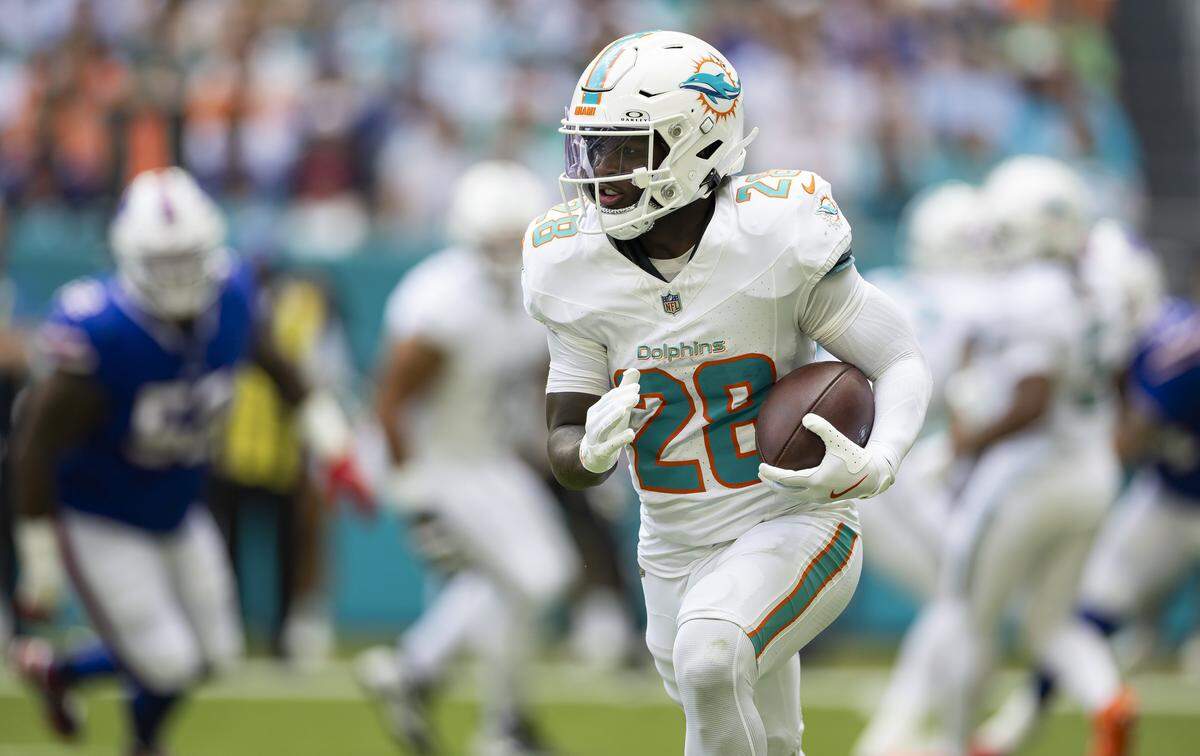 Miami Dolphins running back De'Von Achane (28) runs with the ball in the first half of his NFL game against the Buffalo Bills at Hard Rock Stadium on Sunday, Nov. 9, 2025, in Miami Gardens, Fla.