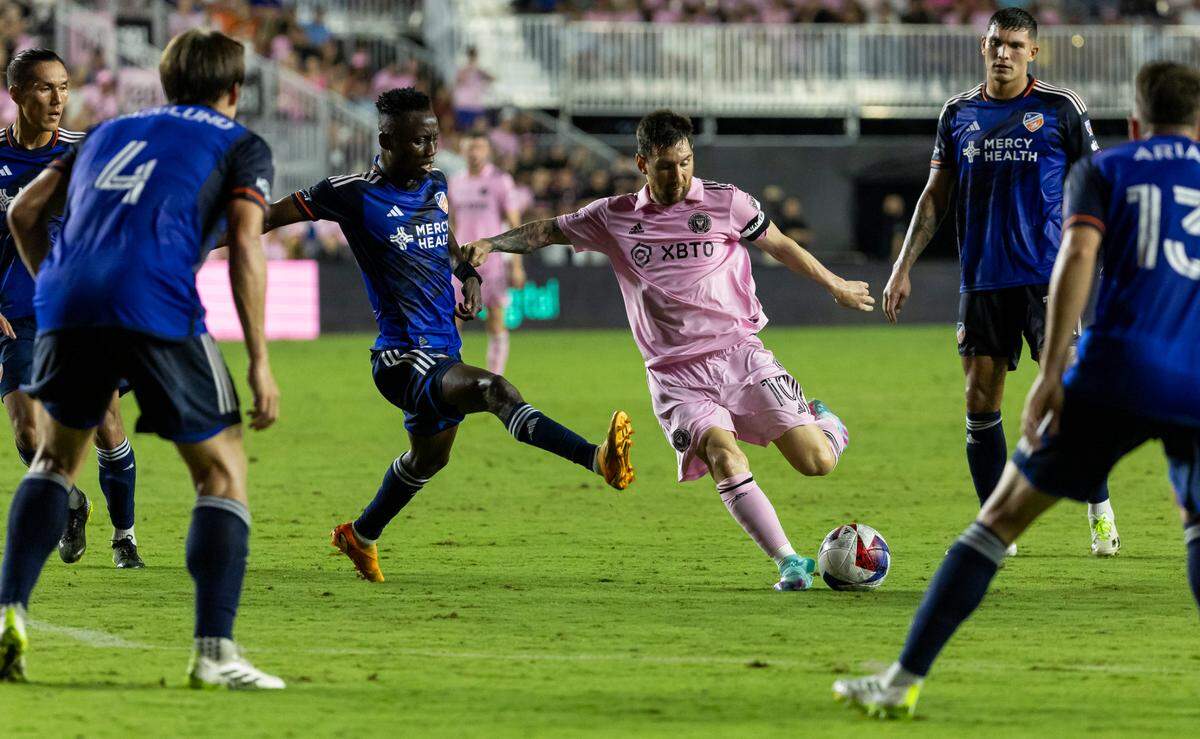El delantero del Inter Miami Lionel Messi dispara hacia la portería en el partido de la MLS contra FC Cincinnati, celebrado el 7 de octubre de 2023 en el DRV PNK Stadium en Fort Lauderdale, Florida.